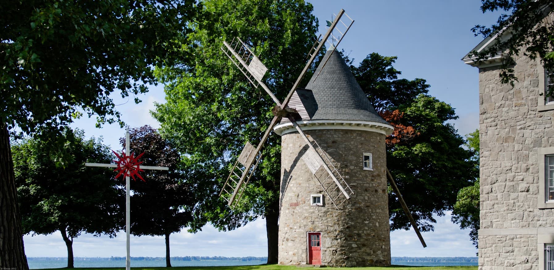 Moulin à vent historique de Pointe-Claire au bord du lac Saint-Louis