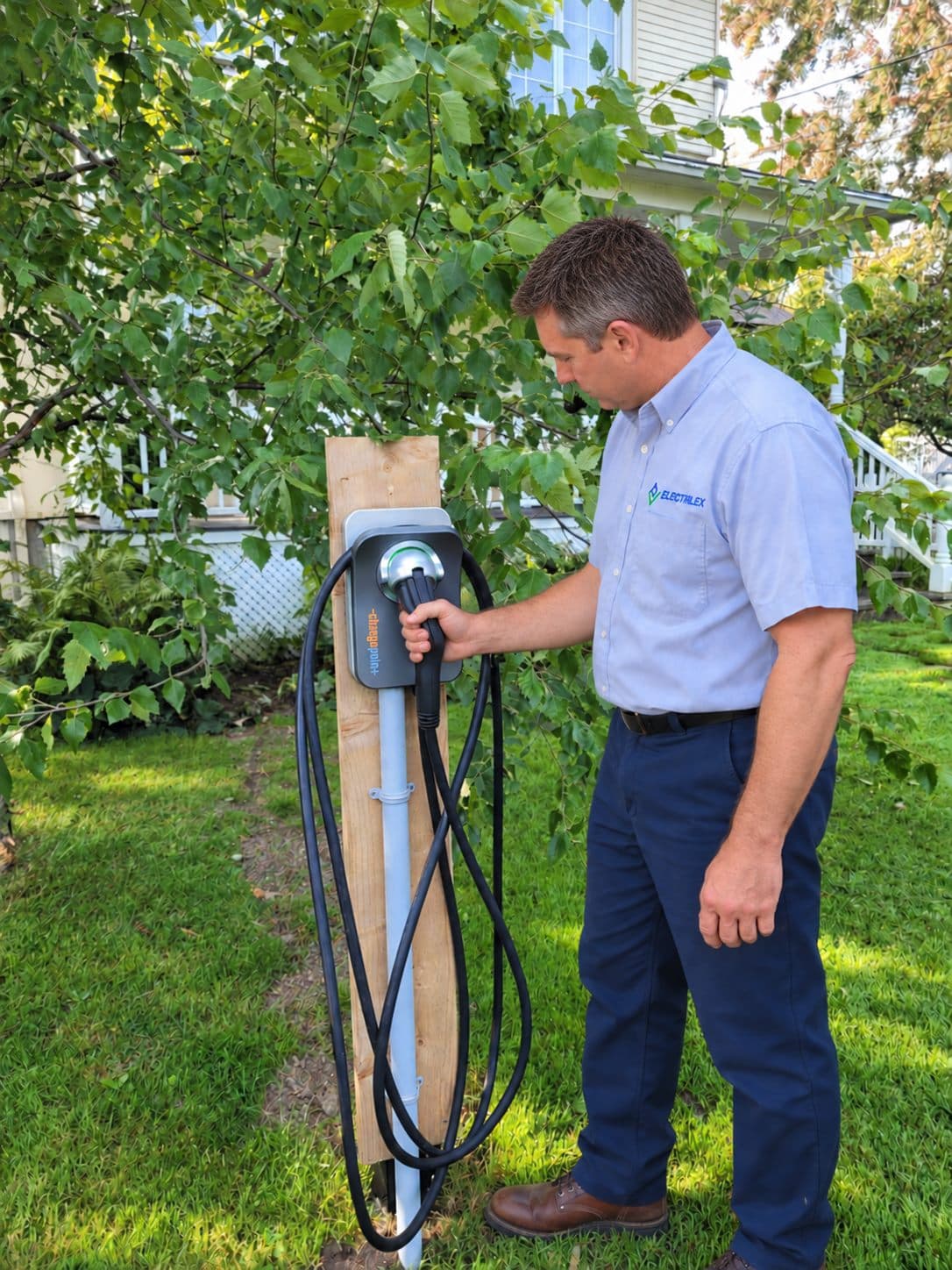 Électricien évaluant l’installation d’une borne de recharge résidentielle
